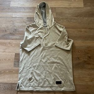 Under Armour performance workout gear. Left arm has a small defect.